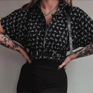 XL Midnight Hour Scorpion print cropped collared shirt